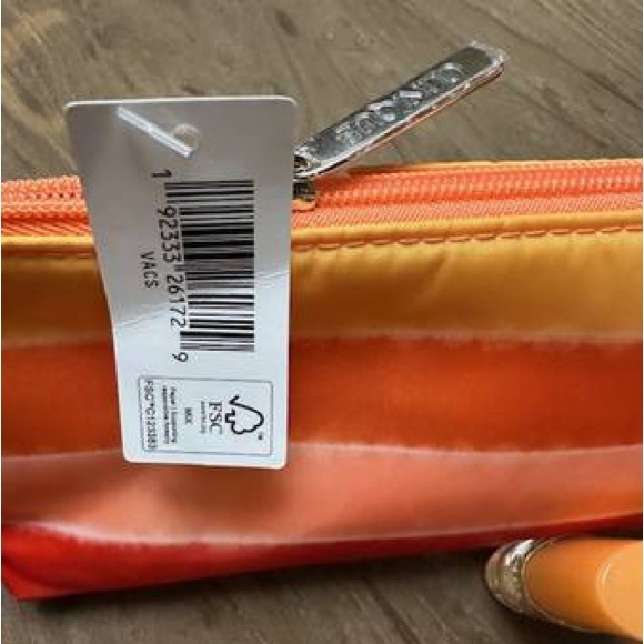 Clinique MakeUp Bag and Goodies - Picture 7 of 8